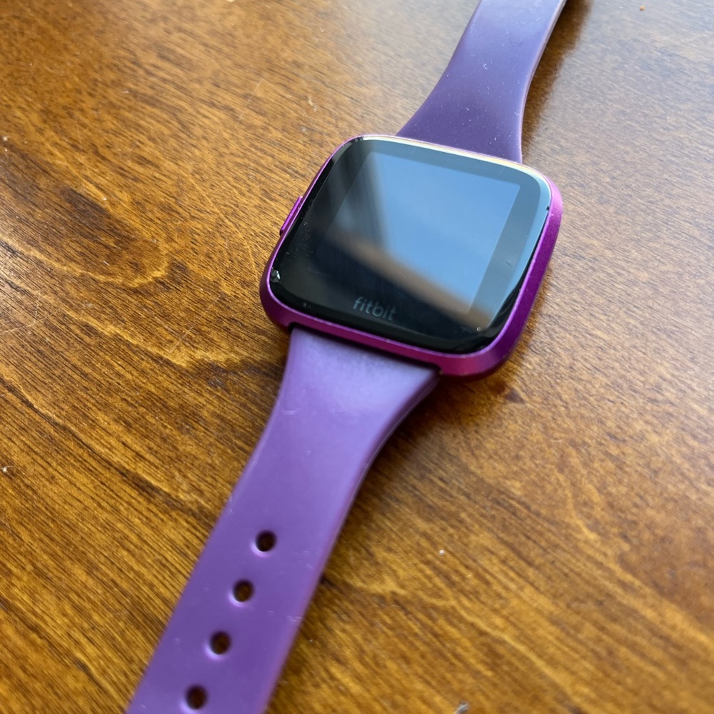 Fitbit Versa Lite + 4 bands and 2 chargers